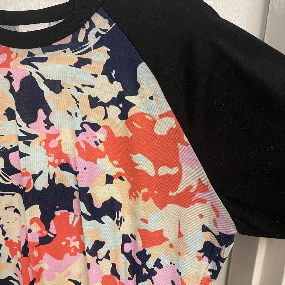 Lularoe Randy Raglan Top size Medium- Color Multiple abstract print - Picture 3 of 4
